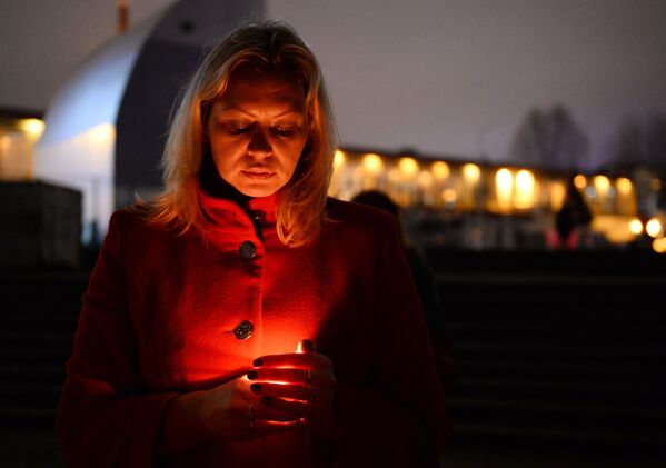 Một người phụ nữ trong lễ tưởng niệm ở Sochi, nơi chiếc máy bay Tu-154 của Bộ Quốc phòng Nga bị rơi ngoài khơi Biển Đen. - Sputnik Việt Nam