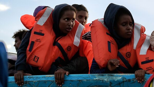 Người tị nạn chờ xuồng cứu sinh ở Biển Địa Trung Hải - Sputnik Việt Nam