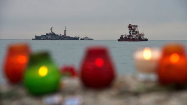 Những cây nến và bó hoa tưởng niệm nạn nhân máy bay Tu-154 Bộ Quốc phòng rơi ngoài khơi Sochi, Biển Đen - Sputnik Việt Nam