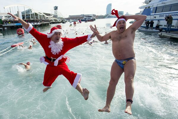 25 tháng 12. Barcelona. Các thành viên tham gia cuộc bơi lội Giáng sinh truyền thống Copa Nadal trong trang phục Santa Claus. - Sputnik Việt Nam