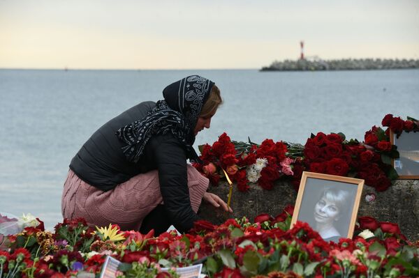 Nga. Hoa và nến trên bãi biển Sochi, nơi xảy ra tai nạn với máy bay Tu-154 - Sputnik Việt Nam