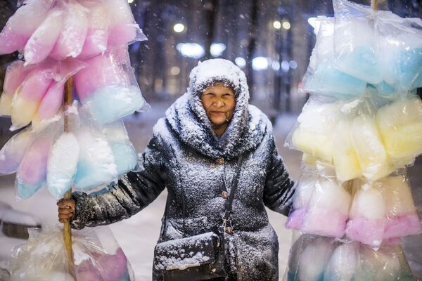 Kyrgyzstan. Bà lão bán kẹo bông trong trung tâm phủ tuyết của thủ đô Bishkek. - Sputnik Việt Nam