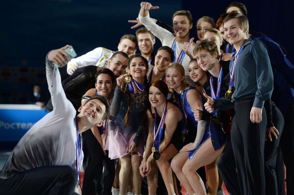 VĐV Nga giành giải tại cuộc thi trượt băng nghệ thuật ở thành phố Chelyabinsk. - Sputnik Việt Nam