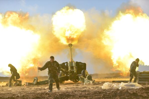 28 tháng 12. Iraq. Khu vực Mosul. Lực lượng pháo binh nhân dân giáng đòn vào chiến binh IS. - Sputnik Việt Nam