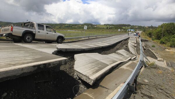 25 tháng 12. Chile. Xa lộ bị phá hủy do trận động đất - Sputnik Việt Nam