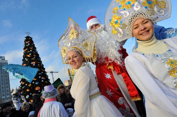 Ông già Tuyết và các Cô gái Tuyết diễu hành mừng Năm mới trong trung tâm Minsk, Belarus - Sputnik Việt Nam