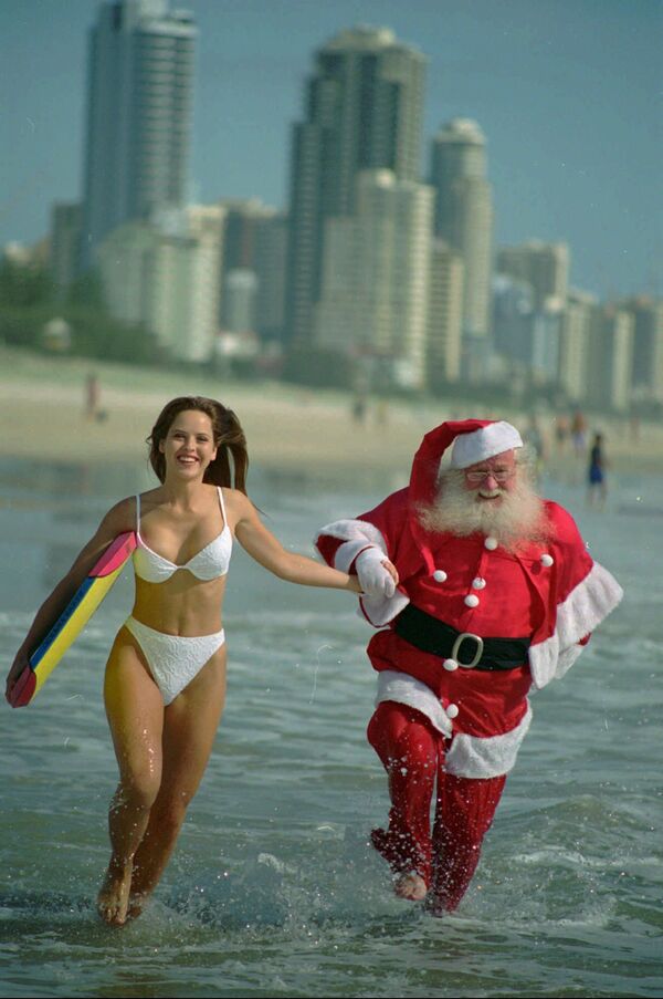 Cô gái Úc và Santa Claus trên bãi biển Queensland - Sputnik Việt Nam