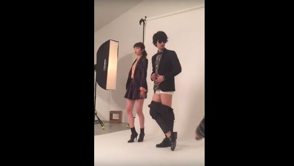 С японского манекенщика упали штаны во время съемок - Sputnik Việt Nam