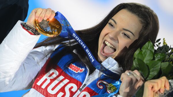 Российская фигуристка Аделина Сотникова во время медальной церемонии XXII зимних Олимпийских игр в Сочи - Sputnik Việt Nam