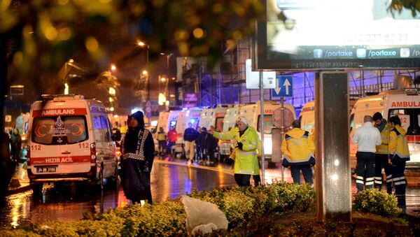 Ambulances line up on a road leading to a nightclub where a gun attack took place during a New Year party in Istanbul, Turkey, January 1, 2017. - Sputnik Việt Nam
