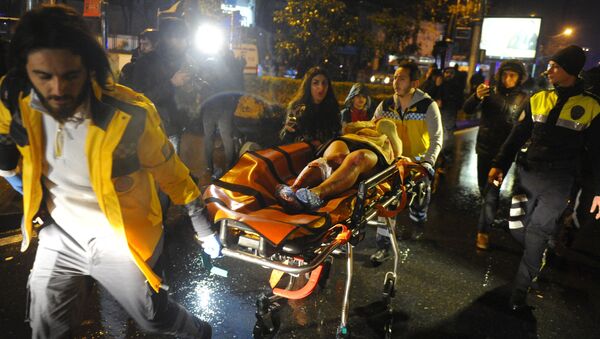 First aid officers carry an injured woman at the site of an armed attack on January 1, 2017 in Istanbul. - Sputnik Việt Nam