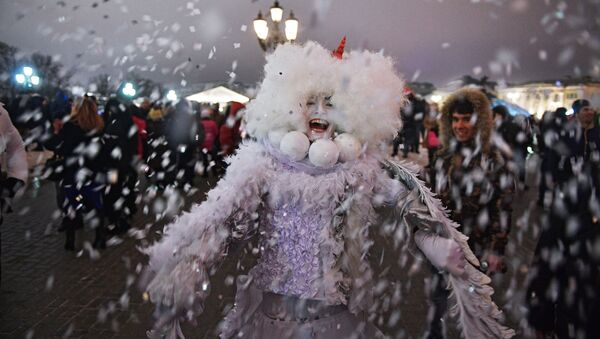 Артист во время новогодних гуляний в Москве - Sputnik Việt Nam