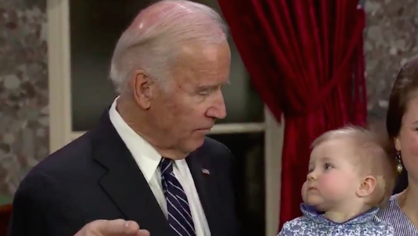 Cháu thượng nghị sĩ Cộng hòa không muốn hôn Phó tổng thống Joe Biden (Video) - Sputnik Việt Nam