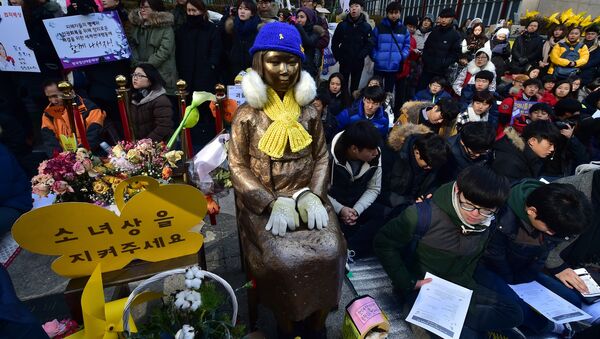 bức tượng phụ nữ mua vui, được dựng phía trước Tổng lãnh sự quán Nhật Bản tại thành phố Busan của Hàn Quốc. - Sputnik Việt Nam