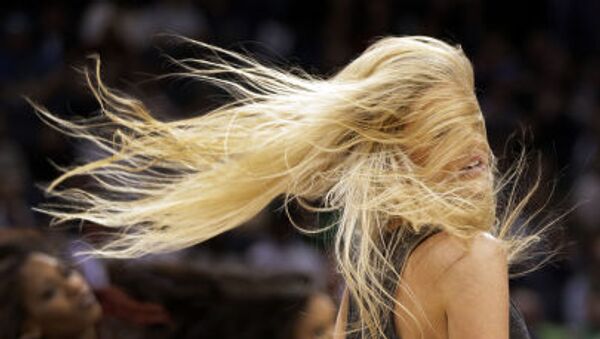 Cô gái đội cổ vũ bóng rổ Charlotte Hornets biểu diễn trong trận thi đấu - Sputnik Việt Nam
