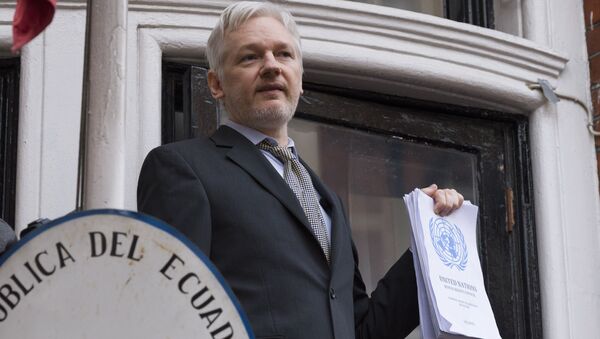Сооснователь WikiLeaks Джулиан Ассанж выступает с речью с балкона посольства Эквадора в Лондоне перед журналистами - Sputnik Việt Nam