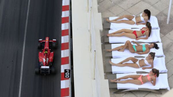 Tay đua người Brazil Felipe Massa lái chiếc Ferrari ngang qua các cô gái tắm nắng trên tuyến đường phố Monte Carlo trước thềm Grand Prix Monaco - Sputnik Việt Nam
