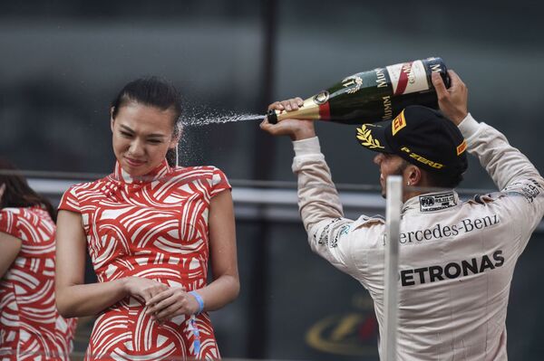 Tay đua Mercedes AMG Petronas F1 Lewis Hamilton ăn mừng chiến thắng của mình tại Grand Prix Trung Quốc ở Thượng Hải - Sputnik Việt Nam