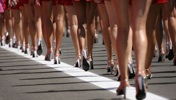 Diễu hành Grid Girls tại Grand Prix Thổ Nhĩ Kỳ lớp Formula-1 trên đường đua Istanbul - Sputnik Việt Nam