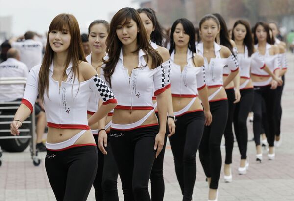 Các người mẫu trước Grand Prix Hàn Quốc trong khuôn khổ Formula 1 - Sputnik Việt Nam