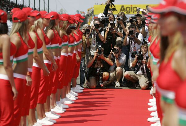 Nhiếp ảnh gia chụp các cô gái chào đón tay đua tại Grand Prix Hungary trong cuộc đua vô địch thế giới Formula 1 - Sputnik Việt Nam