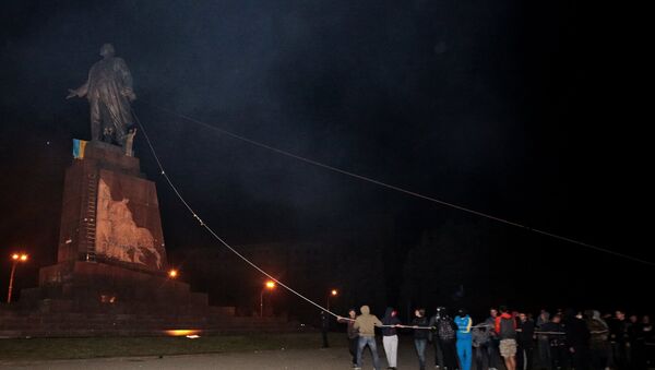 Những người lạ mặt phá tượng đài Vladimir Lenin ở Kharkov - Sputnik Việt Nam
