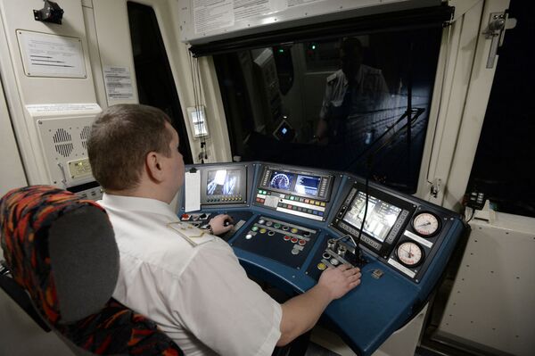 Người lái trong cabin đoàn tàu mới của Xe điện ngầm Matxcơva - Sputnik Việt Nam
