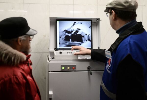 Khu vực kiểm tra an ninh ở ga metro Kurskaya trên đường vòng tròn của Xe điện ngầm Matxcơva - Sputnik Việt Nam