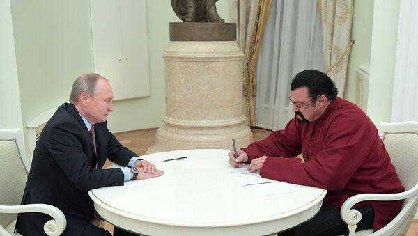 Tổng thống Putin cấp quốc tịch Nga cho Steven Seagal - Sputnik Việt Nam
