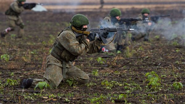 Quân nhân Nga trong cuộc tập trận chung của lính dù Nga, Belarus và Serbia Huynh đệ Slavo-2016 tại Serbia - Sputnik Việt Nam
