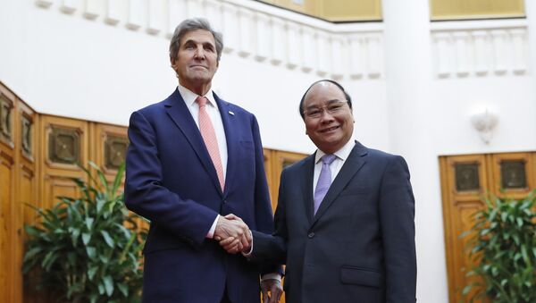 Ngoại trưởng Hoa Kỳ John Kerry và Thủ tướng Việt Nam Nguyễn Xuân Phúc trong cuộc gặp tại Hà Nội - Sputnik Việt Nam