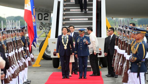 Hôm thứ Năm, 12/1, Thủ tướng Nhật Bản Shinzo Abe đã tới Manila - Sputnik Việt Nam