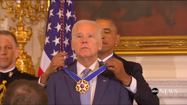 Thời điểm Phó Tổng thống Joe Biden bật khóc khi nhận Huân chương Tự do - Sputnik Việt Nam