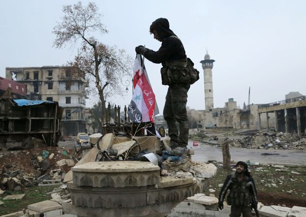 Những người lính trong một khu phố ở phía Đông Aleppo mới được giải phóng - Sputnik Việt Nam