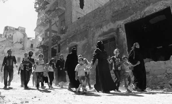 Những thường dân ra khỏi khu phố Salah-ad-Din bị phiến quân bắt giữ. Aleppo, Syria - Sputnik Việt Nam