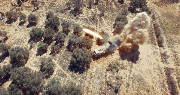Hệ thống tên lửa phóng loạt MLRS Smerch tấn công các vị trí của chiến binh IS ở Palmyra, Syria - Sputnik Việt Nam
