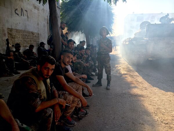 Những người lính của quân đội Syria mở cuộc tấn công gần Học viện Hậu cần ở phía Tây Nam Aleppo, Syria - Sputnik Việt Nam