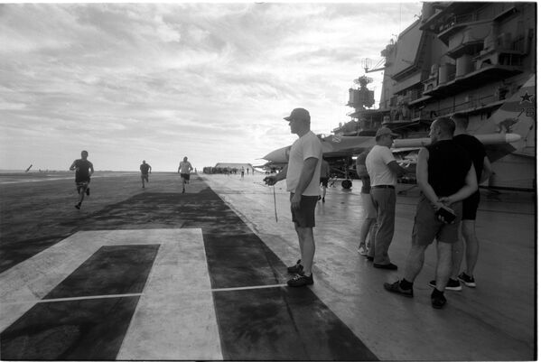 Thủy thủ đoàn của tàu sân bay hạng nặng Đô đốc Kuznetsov trong  đợt nghỉ ngắn giữa giờ làm việc - Sputnik Việt Nam