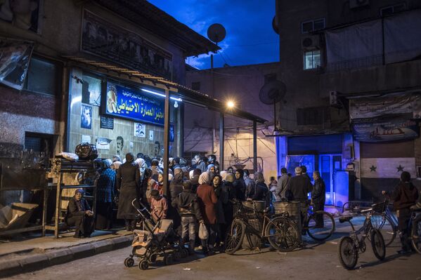 Những người đứng xếp hàng tại tiệm bánh ở Damascus - Sputnik Việt Nam