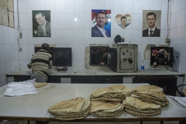 Làm bánh mì trong một tiệm bánh ở Damascus - Sputnik Việt Nam