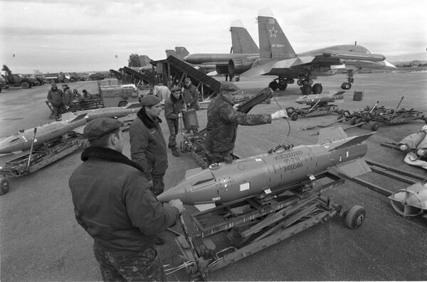 Các chuyên gia kỹ thuật làm việc với các loại vũ khí chính xác cao tại căn cứ không quân Hmeymim - Sputnik Việt Nam