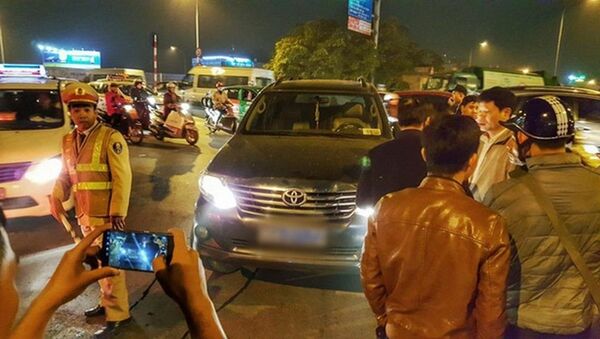 Hà Nội: Lái xe của thanh tra Bộ LĐ-TB-XH tát cảnh sát cơ động - Sputnik Việt Nam
