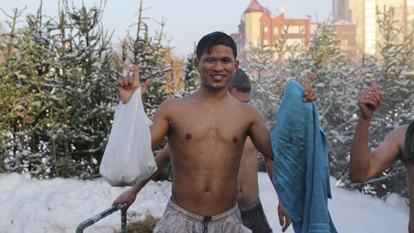 Sinh viên Việt Nam tắm hố băng Siberia trong Lễ Rửa tội - Sputnik Việt Nam