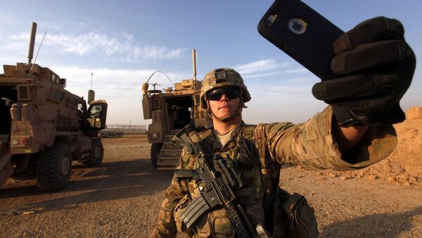 An American soldier takes a selfie at the U.S. army base in Qayyara, south of Mosul October 25, 2016 - Sputnik Việt Nam