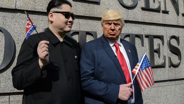 Trump và Kim Jong-un   gặp nhau  trên phố Hồng Kông (Video) - Sputnik Việt Nam