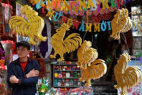 Nhân viên cửa hàng lưu niệm trong dịp Tết Nguyên đán - Sputnik Việt Nam