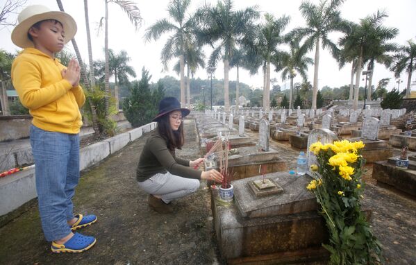 Theo truyền thống người Việt Nam đi viếng mộ trước Tết - Sputnik Việt Nam