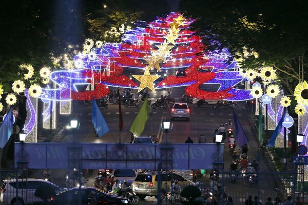Đèn trang trí tại thành phố Hồ Chí Minh trước thềm Tết Nguyên đán - Sputnik Việt Nam