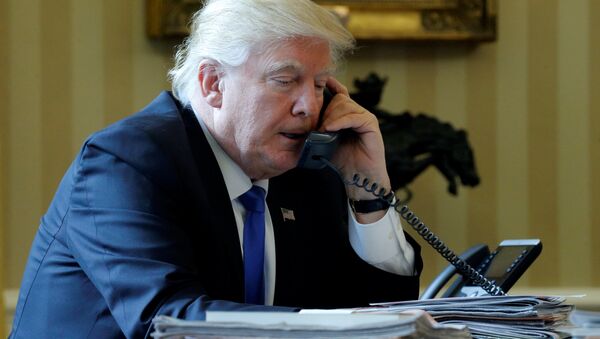 U.S. President Donald Trump speaks by phone with Russia's President Vladimir Putin in the Oval Office at the White House in Washington, U.S. January 28, 2017 - Sputnik Việt Nam