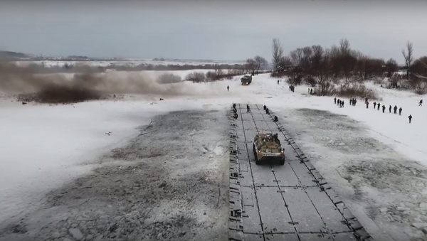 Video Bộ Quốc phòng mô tả cảnh vận chuyển thiết bị quân sự trọng tải nặng qua sông Oka - Sputnik Việt Nam